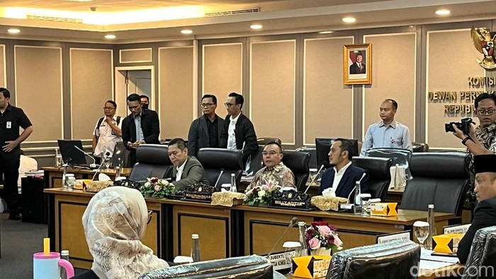 Wakil Ketua DPR RI Sufmi Dasco Ahmad dalam rapat konsultasi DPR bersama Kemenkum dan LMKN hingga VISI-AKSI, di Kompleks Parlemen, Senayan, Jakarta, Kamis (21/8/2025). Rapat membahas royalti lagu hingga UU Hak Cipta.