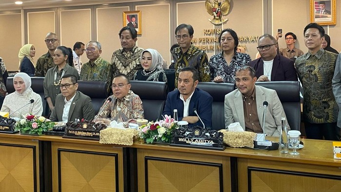 Wakil Ketua DPR Sufmi Dasco Ahmad rapat bersama pemerintah hingga LMKN di kompleks parlemen, Senayan, Jakarta, Kamis (21/8/2025).