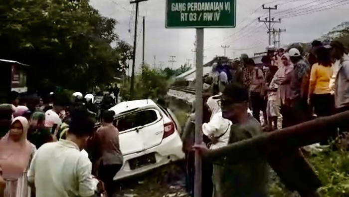 Tabrakan minibus dan kereta api di Padang. 1 Tewas. (Istimewa)