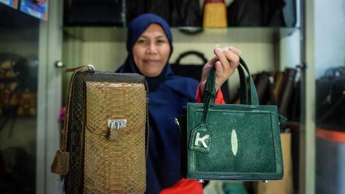 Perajin menunjukkan tas yang terbuat dari bahan kulit ular di Khyang Leather, Cisoka, Kabupaten Tangerang, Banten, Kamis (21/8/2025). Kerajinan berupa tas, dompet serta sabuk yang terbuat dari kulit ular tersebut dijual seharga Rp500.000 - Rp3.000.000 dan telah menembus pasar ekspor hingga ke Korea Selatan, Kuwait dan Qatar. ANTARA FOTO/Putra M. Akbar/nz