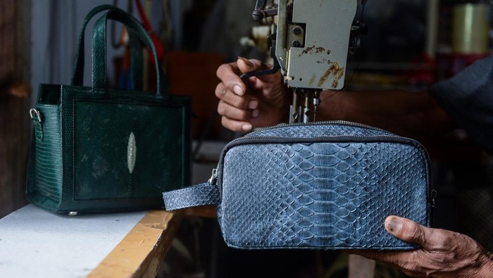 Perajin menunjukkan tas yang terbuat dari bahan kulit ular di Khyang Leather, Cisoka, Kabupaten Tangerang, Banten, Kamis (21/8/2025). Kerajinan berupa tas, dompet serta sabuk yang terbuat dari kulit ular tersebut dijual seharga Rp500.000 - Rp3.000.000 dan telah menembus pasar ekspor hingga ke Korea Selatan, Kuwait dan Qatar. ANTARA FOTO/Putra M. Akbar/nz