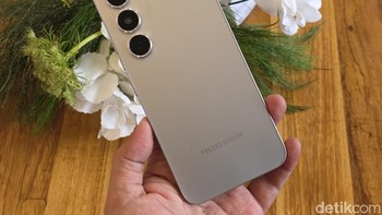 Varian yang di-unboxing warna Moon Titanium. Foto: Adi Fida Rahman/detikINET