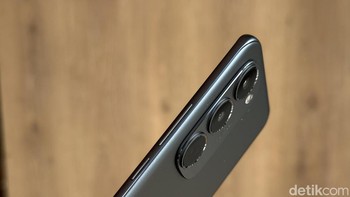 HP ini punya ketebalan hanya 6,49 mm  Foto: Adi Fida Rahman/detikINET