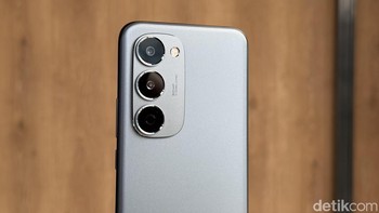 Baterai utamanya di bagian belakang  50 MPFoto: Adi Fida Rahman/detikINET