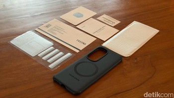 Aksesori yang disertakan dalam paket penjualan. Foto: Adi Fida Rahman/detikINET