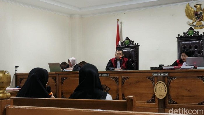 Terdakwa Sukmawaty dan Sattariah saat membacakan nota pembelaan atau pledoi dalam sidang kasus uang palsu di PN Sungguminasa, Gowa.