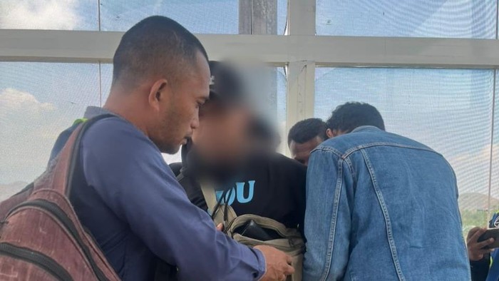 Terduga pelaku penculikan kacab bank di Jakarta ditangkap di Bandara Internasional Komodo, Labuan Bajo, Manggarai Barat, NTT, Kamis (21/8/2025 siang. (Foto: Dok. Humas Polres Manggarai Barat)