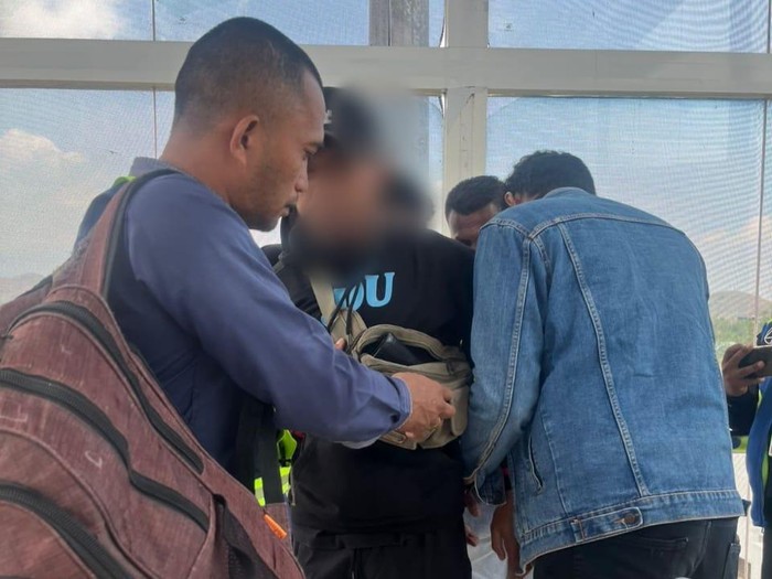 Terduga pelaku penculikan kacab bank di Jakarta ditangkap di Bandara Internasional Komodo, Labuan Bajo, Manggarai Barat, NTT, Kamis (21/8/2025 siang. (Foto: Dok. Humas Polres Manggarai Barat)