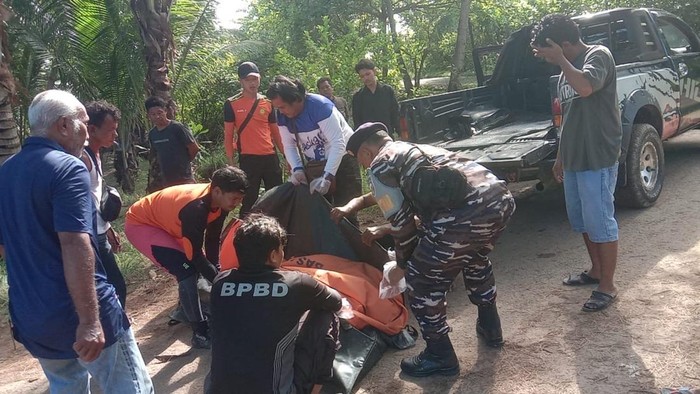 Tim SAR gabungan mengevakuasi korban ke rumah sakit.