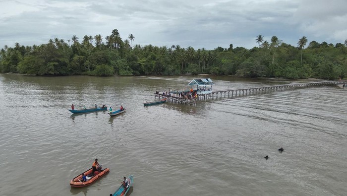 Tim SAR melakukan pencarian terhadap gadis ABG yang tenggelam di Pantai Sailolof, Raja Ampat.