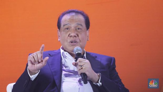 Tokoh Nasional Asal Sumatera Utara sekaligus Founder & Chairman CT Corp, Chairul Tanjung menyampaikan paparan inspiratif dalam acara LPS FInancial Festival 2025 di Regale International Convention Center, Medan, Sumatera Utara, Kamis (21/8/2025). (CNBC Indonesia/Tri Susilo)