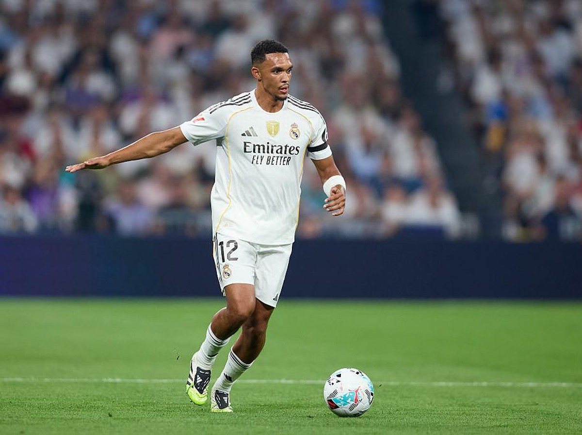 Trent Alexander-Arnold membela Real Madrid melawan Benfica, mendapat catatan dari Joe Cole. (Foto: Ion Alcoba Beitia/Getty Images)