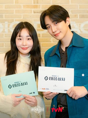 Lee Junho dan Cast Drakor Typhoon Family di Sesi Reading