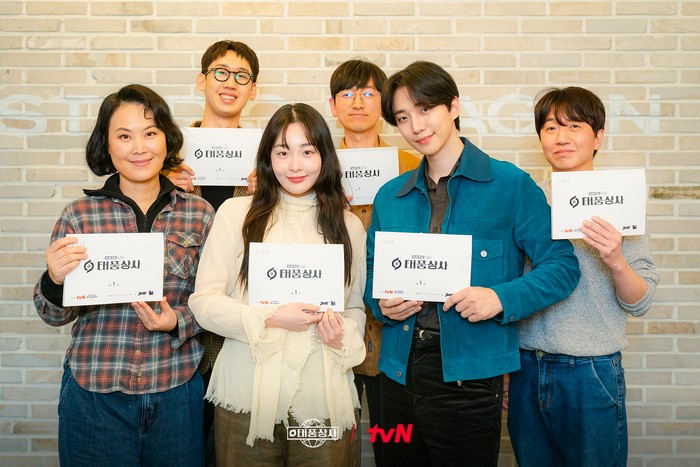 Sesi pembacaan naskah perdana drama Korea Typhoon Family.