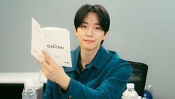 Lee Junho dan Cast Drakor Typhoon Family di Sesi Reading Lee Junho dan Cast Drakor Typhoon Family di Sesi Reading