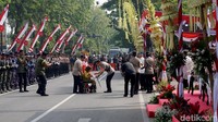 Di akhir kegiatan, Kapolri memberikan tali asih secara simbolis kepada perwakilan purnawirawan Polri. 