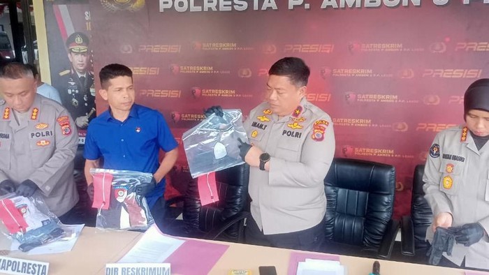 Wakapolda Maluku, Brigjen Imam Thobroni saat menyampaikan keterangan pers soal tawuran pelajar berujung bentrokan warga.