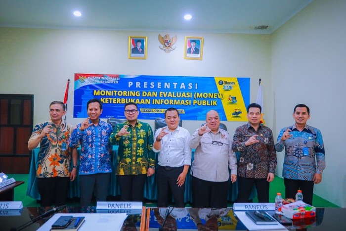 Wakil Wali Kota Tangerang Selatan Pilar Saga Ichsan saat melakukan presentasi Monitoring dan Evaluasi (Monev) Keterbukaan Informasi Publik di Kantor Komisi Informasi (KI) Banten, Kota Serang, Kamis (21/8/2025).