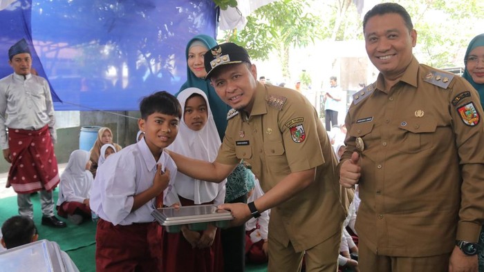 Walkot Agung bersama Wawalkot dan Ketua PKK Pekanbaru saat mengecek MBG. (Foto: Dok Istimewa)
