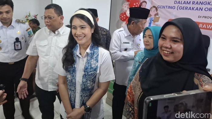 Wamen Isyana saat menyapa dan memberikan edukasi kesehatan bagi ibu hamil di Puskesmas Kota Jambi