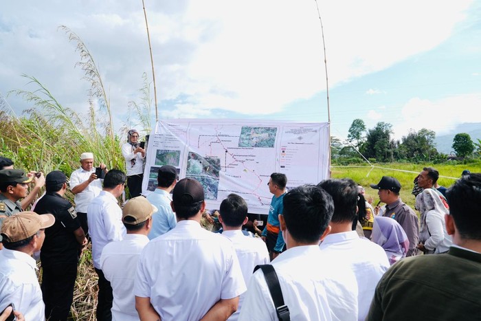 Wamendikti Stella Christie meninjau sejumlah lokasi calon Sekolah Garuda di Kabupaten Rejang Lebong, Bengkulu, Rabu (20/8/2025).