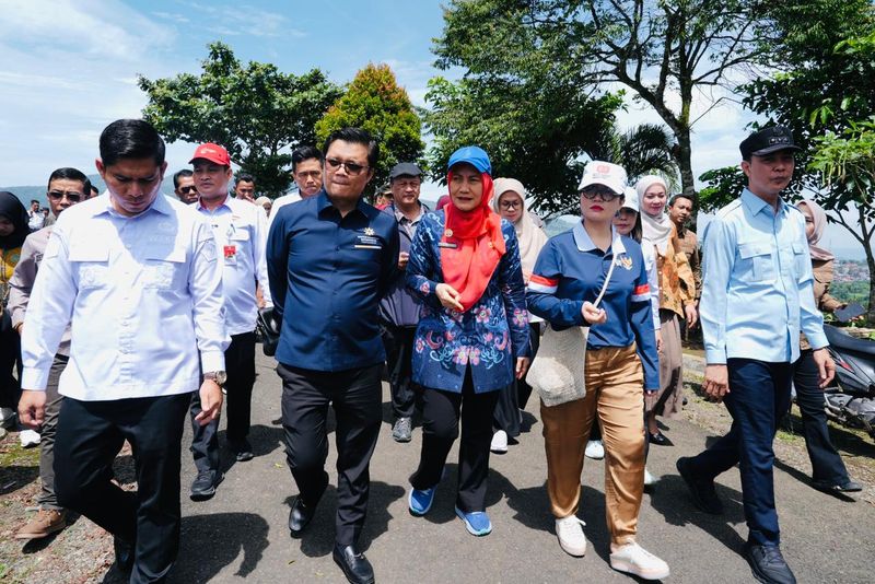Wamendikti Stella Christie meninjau sejumlah lokasi calon Sekolah Garuda di Kabupaten Rejang Lebong, Bengkulu, Rabu (20/8/2025).