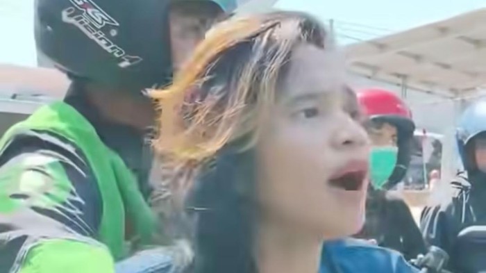 Wanita diamuk massa usai menabrak lari pemotor dan truk.