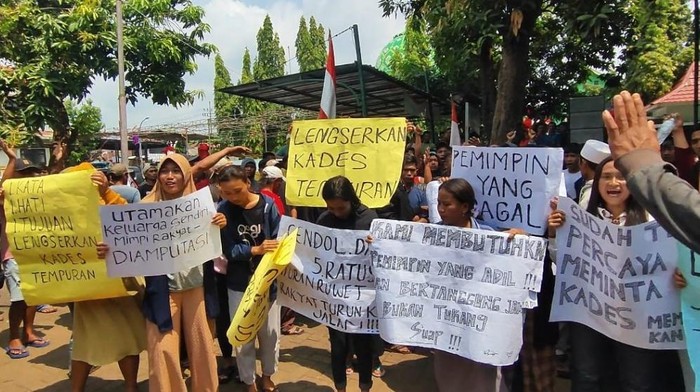 Warga Desa Tempuran, Kecamatan Pasrepan, Kabupaten Pasuruan demo kadesnya untuk mundur