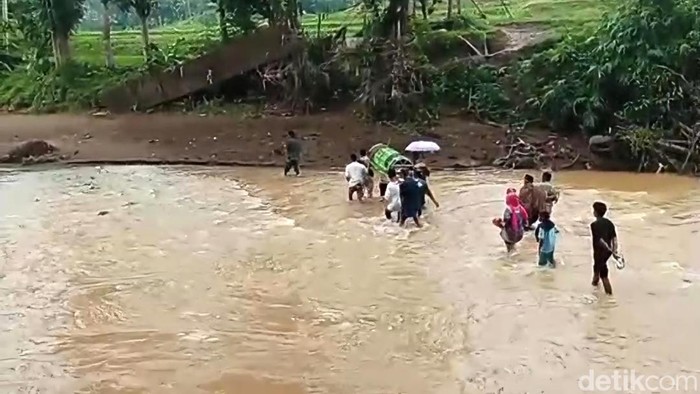 Warga pikul keranda lintasi sungai - bukit di Sukabumi