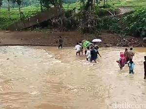 Jembatan Rusak, Warga Sukabumi Terjang Sungai Saat Antar Jenazah ke Kuburan