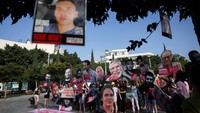 Massa aksi menyerukan diakhirinya perang usai serangan Hamas 7 Oktober 2023. REUTERS/Ronen Zvulun