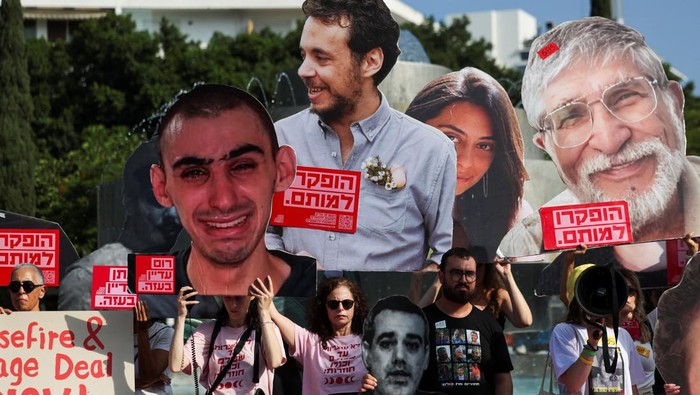 Warga Tel Aviv Desak Pembebasan Sandera dan Akhiri Perang Warga Israel turun ke jalan menuntut pembebasan sandera. Aksi juga menyerukan hentinya perang usai serangan Hamas 7 Oktober 2023.
