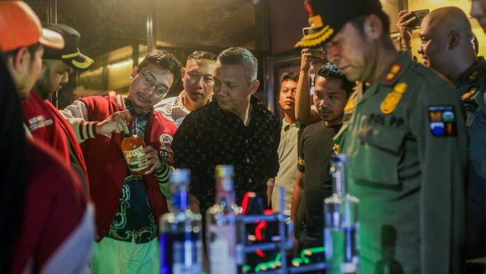 Wawalkot Bogor Jenal Mutaqin bersama aparat gabungan merazia sejumlah kafe di Bogor