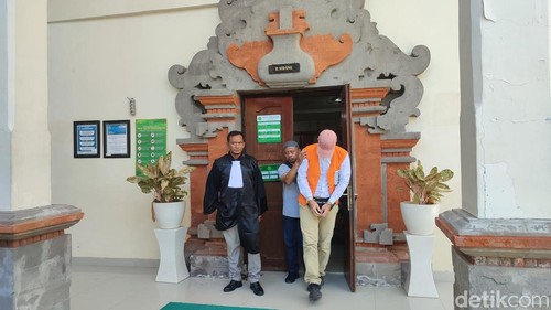 Andrei Zharin, warga negara Rusia saat menjalani sidang vonis kasus narkotika di PN Denpasar, Kamis (21/8/2025).