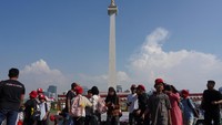 Anak-anak komunitas rentan dalam mengikuti kegiatan DBS x Mahija Mobile School di Monas, Jakarta, Jumat (22/8/2025). 