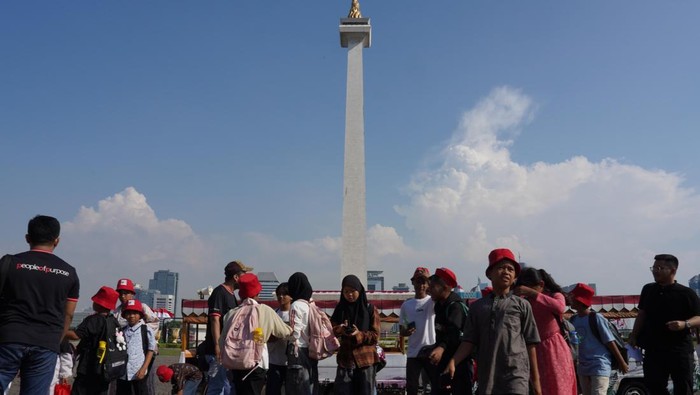 100 Anak Pemulung Rayakan Hari Kemerdekaan di Monas Anak-anak komunitas rentan dalam mengikuti kegiatan DBS x Mahija Mobile School di Monas, Jakarta, Jumat (22/8/2025).