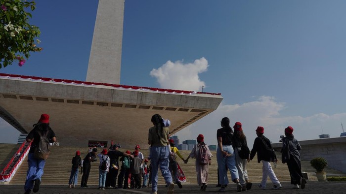 Anak-anak komunitas rentan dalam mengikuti kegiatan DBS x Mahija Mobile School di Monas, Jakarta, Jumat (22/8/2025).