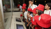 Program sukarelawan People of Purpose (PoP) juga dijalankan, di mana karyawan menjadi pengajar bagi lebih dari 100 anak di Duren Sawit dan Johar Baru. 