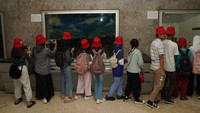 Selain itu, disalurkan donasi perlengkapan belajar dan permainan edukatif. Dukungan ini diharapkan membuka peluang masa depan lebih cerah bagi anak-anak. 