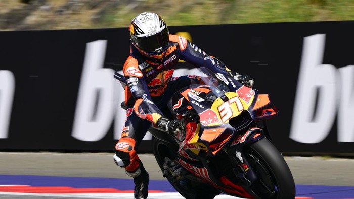 SPIELBERG, AUSTRIA - AUGUST 16: Pedro Acosta of Spain riding the Red Bull KTM Factory Racing bike (37) during Qualifying for the MotoGP of Austria at Red Bull Ring on August 16, 2025 in Spielberg, Austria. (Photo by Gold & Goose Photography/Getty Images)