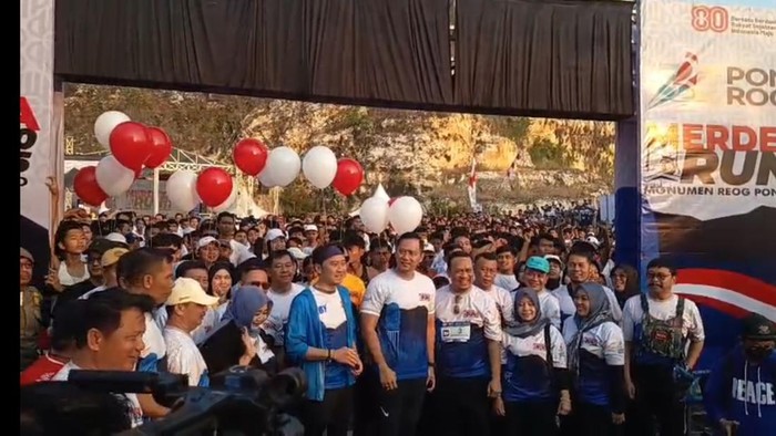 AHY saat berada di Monumen Reog
