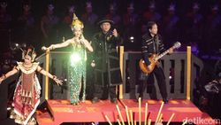 Aksi Memukau Yura Yunita x Padi Reborn di Pagelaran Sabang Merauke 2025