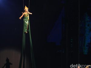 Yura Yunita Terbang-Naik Naga di Pagelaran Sabang Merauke 2025
