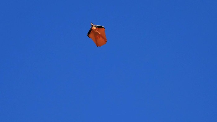 Aksi Wingsuit Afrika Selatan Pukau Dunia Ekstrem South African skydiver Jean Jacques “JJ” Wallis coaches a participant ahead of a practice dive near Malmesbury in Western Cape, South Africa, July 27, 2025. REUTERS/Esa Alexander