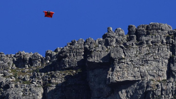 Aksi Wingsuit Afrika Selatan Pukau Dunia Ekstrem South African skydiver Jean Jacques βJJβ WallisΒ coaches a participant ahead of a practice dive near Malmesbury in Western Cape, South Africa, July 27, 2025. REUTERS/Esa Alexander