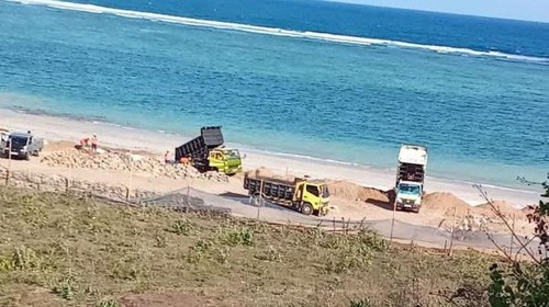Aktivitas penimbunan sempadan Pantai Torok Aik Belek, Desa Montong Ajan, Lombok Tengah. (Facebook warga)