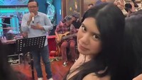 Almira enjoy menikmati suasana perayaan ulang tahunnya di rumah Ahmad Dhani. Annisa mengucapkan terima kasih pada Ahmad Dhani, Ari Lasso, Virzha, Ello, dan Dewa 19 yang sudah membuat putri tunggalnya sangat senang. Ultahnya yang ke-17 dengan hosting acara di kediaman pribadi mas Dhani dan @mulanjameela1, membuat @agusyudhoyono menjadi ayah terbaik di dunia karena bisa membuat mimpi Aira terwujud. Masyaallah tabarakallah, tulis Annisa. Foto: Instagram @annisayudhoyono