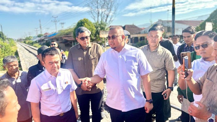 Anggota DPR RI Andre Roosiade saat melihat langsung TKP kecelakaan dan kondisi perlintasan sebidang tanpa palang. (dok. Istimewa)