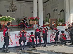 Aksi Anggota Polresta Bersihkan Vandalisme di Gedung Balai Kota Bogor