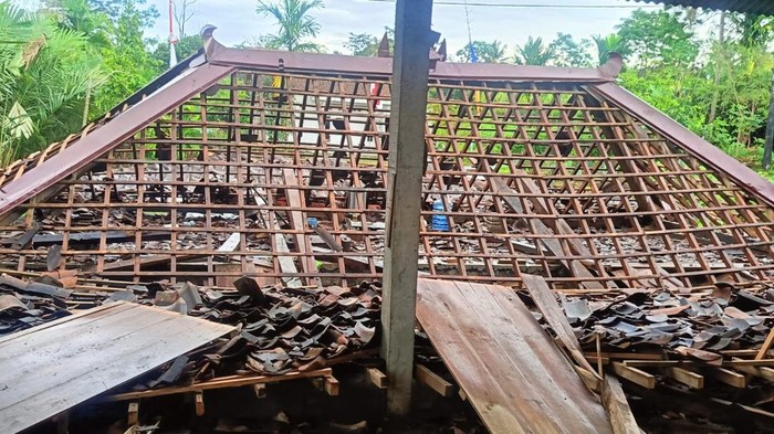 Bangunan joglo di Turi, Sleman, roboh terdampak angin kencang. Foto diunggah Jumat (22/8/2025).